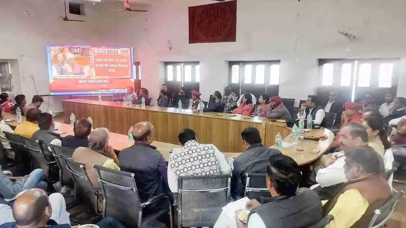 राजसमंद में विधायक कार्यालय के भीतर टीवी पर केंद्रीय बजट देखते हुए मंत्री जोराराम कुमावत और स्थानीय कार्यकर्ता। राजसमंद में विधायक कार्यालय के भीतर टीवी पर केंद्रीय बजट देखते हुए मंत्री जोराराम कुमावत और स्थानीय कार्यकर्ता।
