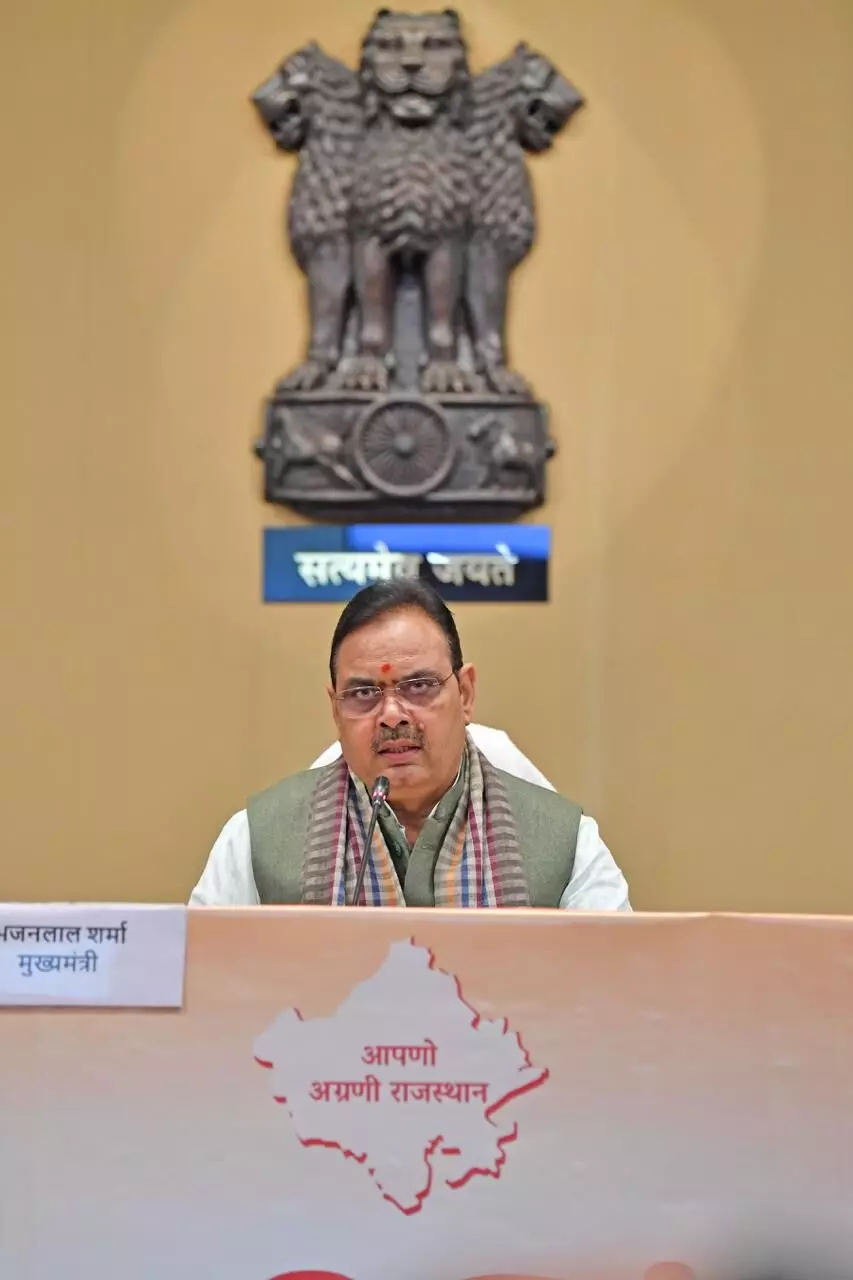 जयपुर में मुख्यमंत्री कार्यालय के भीतर मीडिया को बजट के प्रावधान समझाते हुए मुख्यमंत्री भजनलाल शर्मा। जयपुर में मुख्यमंत्री कार्यालय के भीतर मीडिया को बजट के प्रावधान समझाते हुए मुख्यमंत्री भजनलाल शर्मा।