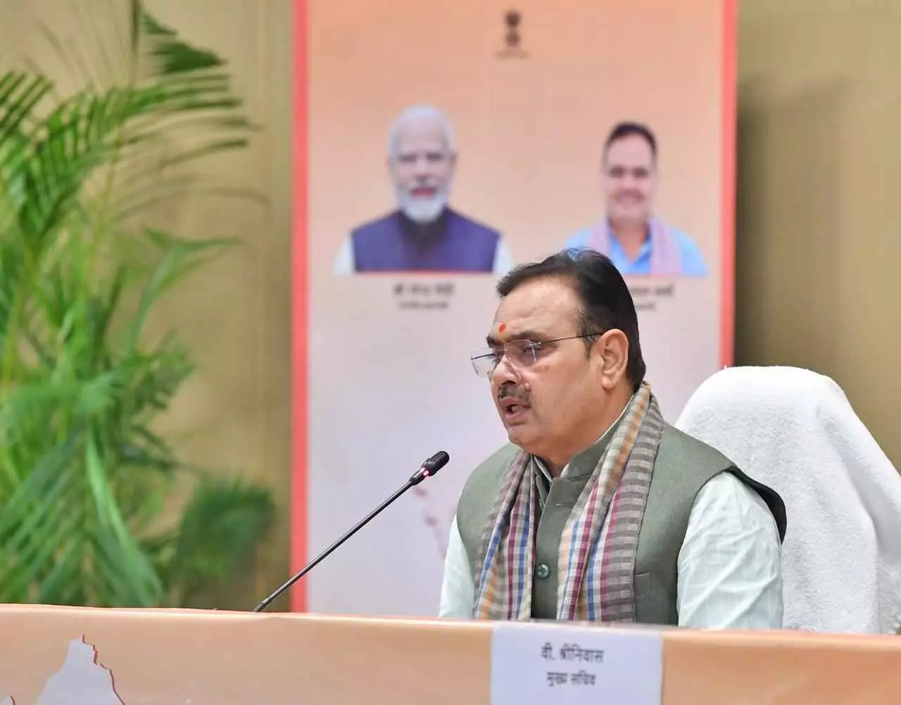 मुख्यमंत्री निवास जयपुर में मुख्यमंत्री भजनलाल शर्मा जनसुनवाई के दौरान परिवादियों की समस्याएं सुनते हुए। मुख्यमंत्री निवास जयपुर में मुख्यमंत्री भजनलाल शर्मा जनसुनवाई के दौरान परिवादियों की समस्याएं सुनते हुए।