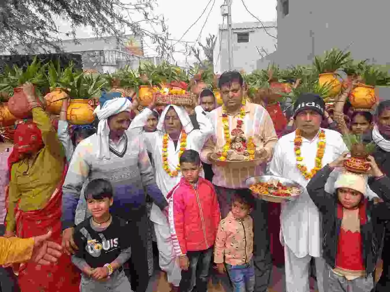 सलेमपुर खुर्द के राधा कृष्ण मंदिर के पास कलश यात्रा निकालती महिलाओं का समूह। सलेमपुर खुर्द के राधा कृष्ण मंदिर के पास कलश यात्रा निकालती महिलाओं का समूह।