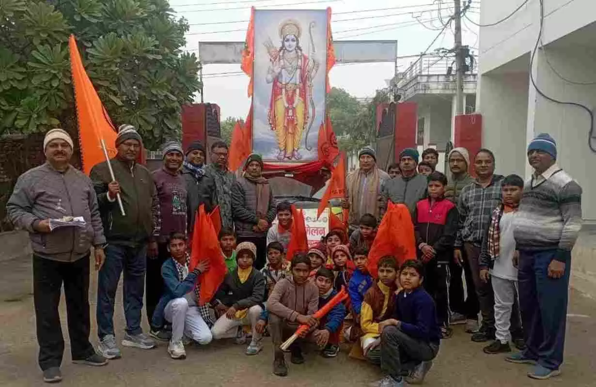 रंजीत नगर के आदर्श विद्या मंदिर में हिन्दू सम्मेलन हेतु भूमि पूजन करते श्रद्धालु और कार्यकर्ता। रंजीत नगर के आदर्श विद्या मंदिर में हिन्दू सम्मेलन हेतु भूमि पूजन करते श्रद्धालु और कार्यकर्ता।