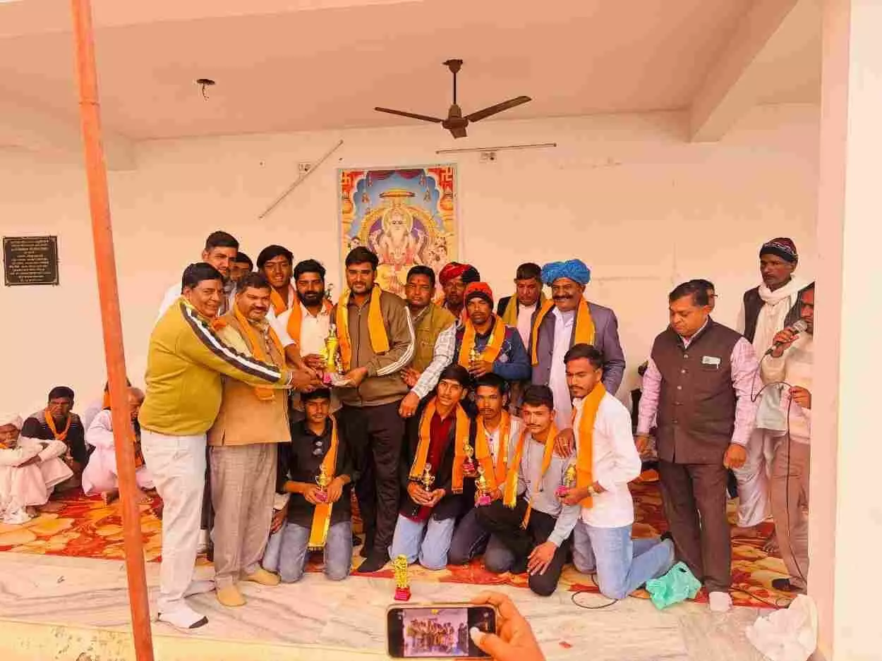 गिलुंड में विश्वकर्मा जयंती क्रिकेट प्रतियोगिता के दौरान विजेता ट्रॉफी प्राप्त करते भुपालसागर तहसील के खिलाड़ी। गिलुंड में विश्वकर्मा जयंती क्रिकेट प्रतियोगिता के दौरान विजेता ट्रॉफी प्राप्त करते भुपालसागर तहसील के खिलाड़ी।