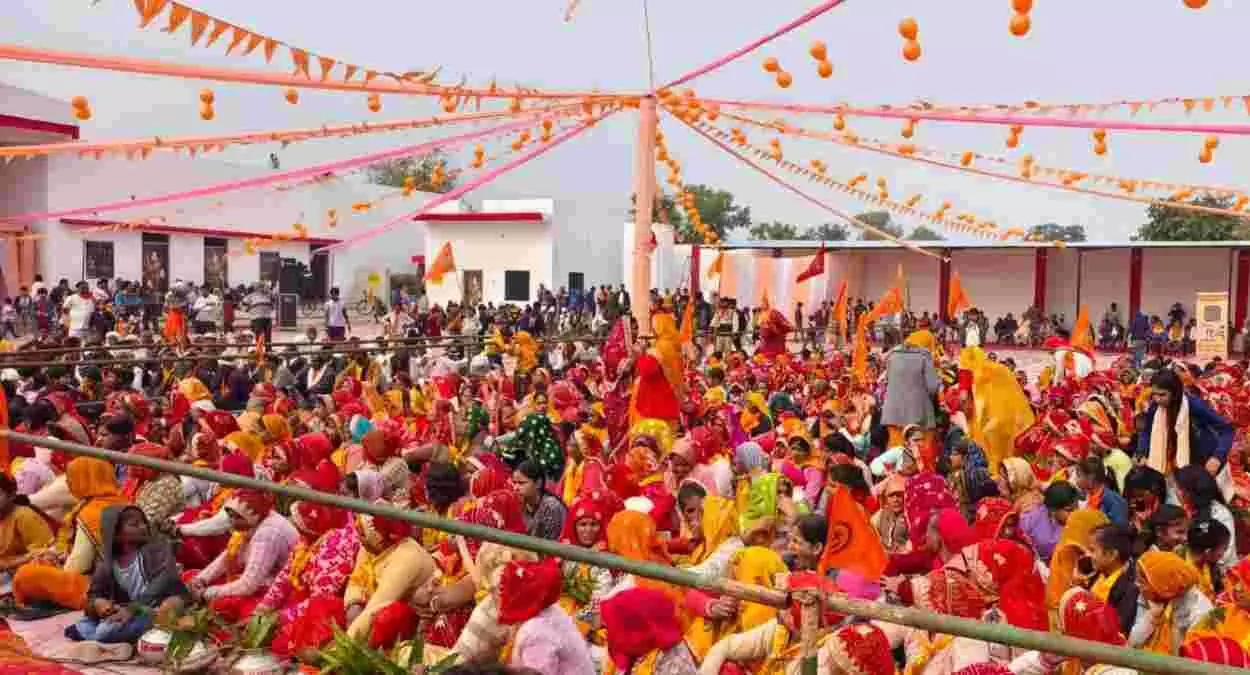 भुसावर के जिंदल फार्म हाउस में आयोजित हिंदू सम्मेलन में दीप प्रज्ज्वलित करते अतिथि और उपस्थित श्रद्धालु। भुसावर के जिंदल फार्म हाउस में आयोजित हिंदू सम्मेलन में दीप प्रज्ज्वलित करते अतिथि और उपस्थित श्रद्धालु।