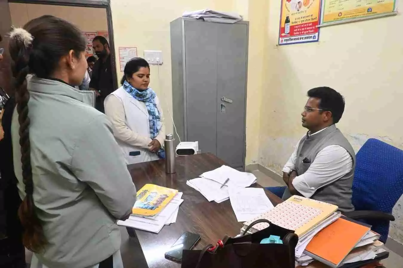 चित्तौड़गढ़ जिला कलक्टर आलोक रंजन सरकारी कार्यालय का निरीक्षण करते हुए अधिकारियों के साथ उपस्थित हैं। चित्तौड़गढ़ जिला कलक्टर आलोक रंजन सरकारी कार्यालय का निरीक्षण करते हुए अधिकारियों के साथ उपस्थित हैं।