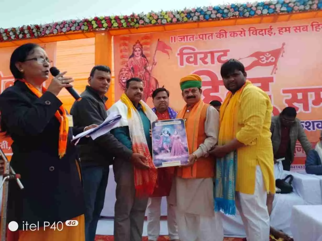 भुसावर में हिन्दू सम्मेलन के दौरान कलश यात्रा निकालती महिलाएं और संघ के स्वयंसेवक। भुसावर में हिन्दू सम्मेलन के दौरान कलश यात्रा निकालती महिलाएं और संघ के स्वयंसेवक।