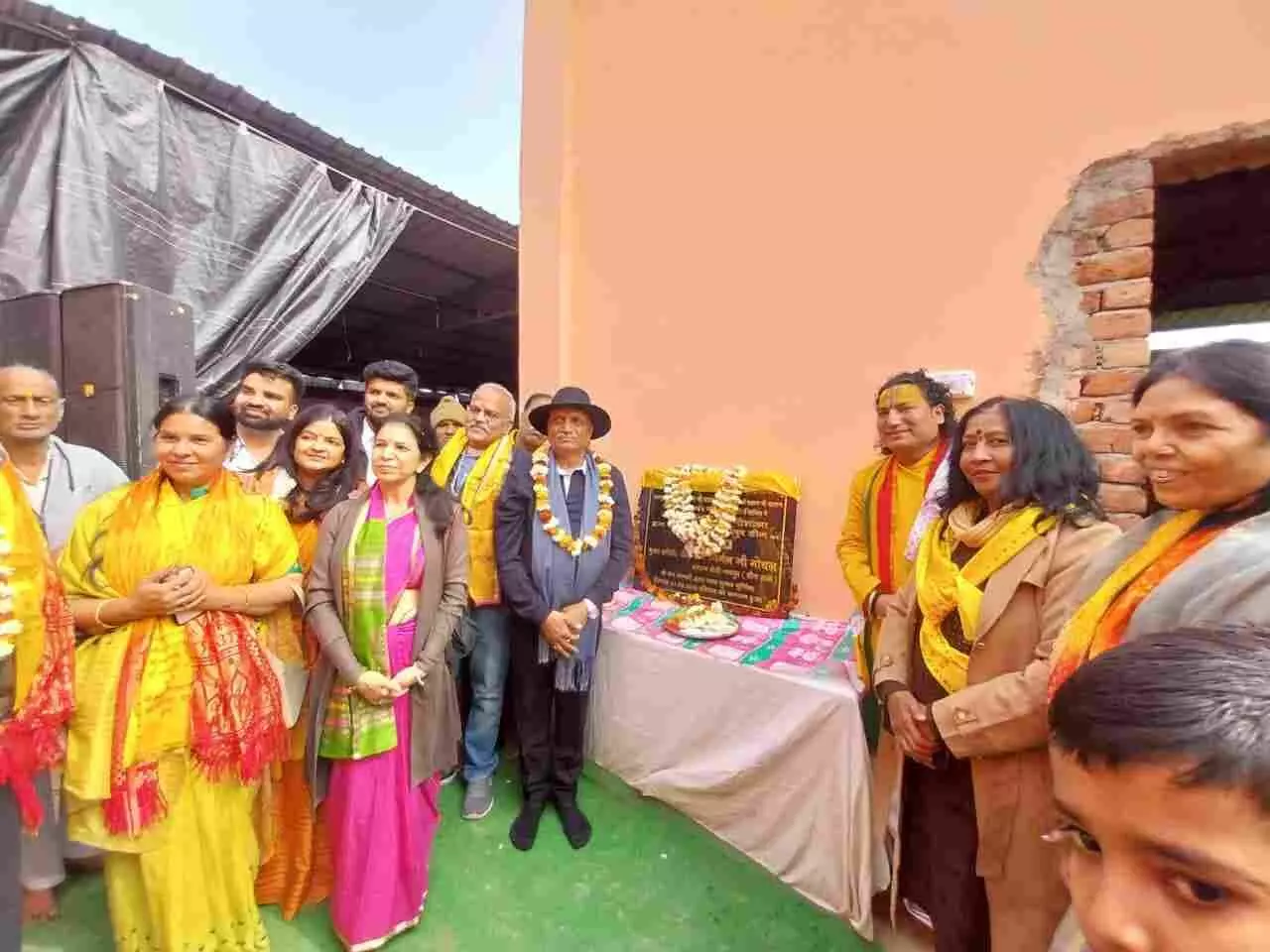 डीग में गौशाला उद्घाटन कार्यक्रम के दौरान मंच पर बैठे मुख्य अतिथि और उपस्थित श्रद्धालु गण। डीग में गौशाला उद्घाटन कार्यक्रम के दौरान मंच पर बैठे मुख्य अतिथि और उपस्थित श्रद्धालु गण।