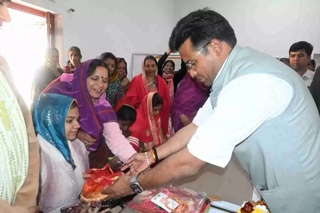 आकोला नगर पालिका कार्यालय में ग्राम उत्थान शिविर का अवलोकन करते जिला कलक्टर आलोक रंजन। आकोला नगर पालिका कार्यालय में ग्राम उत्थान शिविर का अवलोकन करते जिला कलक्टर आलोक रंजन।