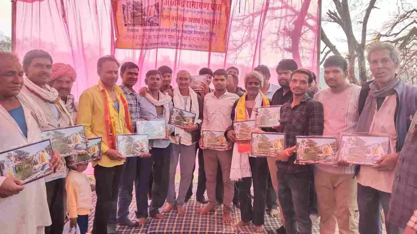 झरिया महादेव मंदिर बेगू में अखण्ड रामायण के वार्षिक उत्सव समारोह में उपस्थित श्रद्धालु और अतिथिगण। झरिया महादेव मंदिर बेगू में अखण्ड रामायण के वार्षिक उत्सव समारोह में उपस्थित श्रद्धालु और अतिथिगण।