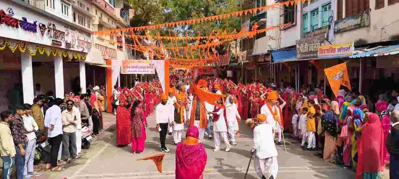 आमेट के लक्ष्मी बाजार में भव्य कलश यात्रा निकालती महिलाएं और उपस्थित जनसमूह का दृश्य। आमेट के लक्ष्मी बाजार में भव्य कलश यात्रा निकालती महिलाएं और उपस्थित जनसमूह का दृश्य।