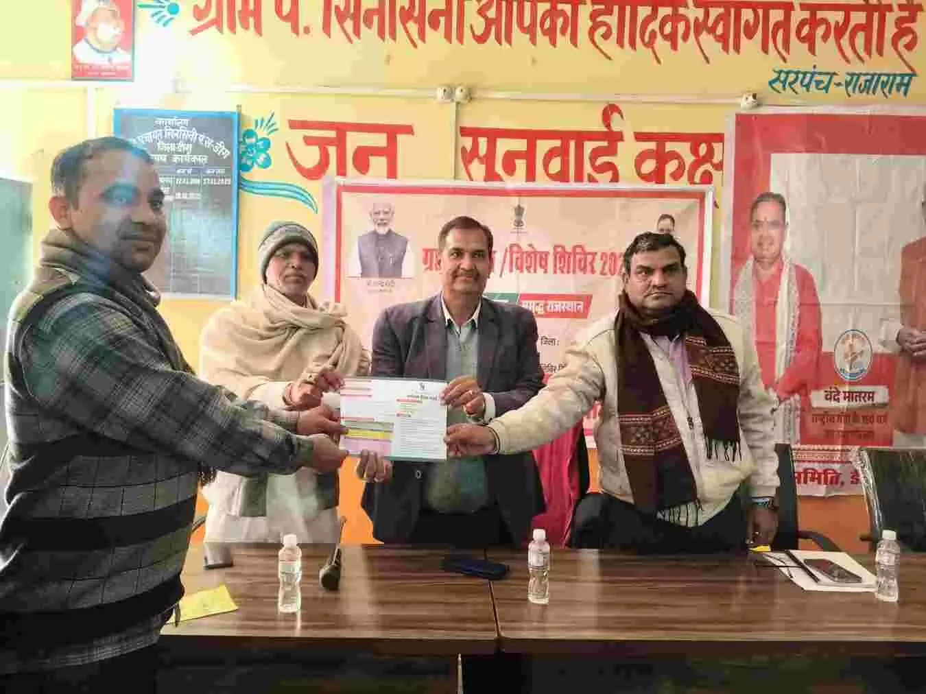 डीग की ग्राम पंचायत में आयोजित शिविर में ग्रामीणों को मृदा स्वास्थ्य कार्ड और सरकारी योजनाओं के दस्तावेज बांटते अधिकारी। डीग की ग्राम पंचायत में आयोजित शिविर में ग्रामीणों को मृदा स्वास्थ्य कार्ड और सरकारी योजनाओं के दस्तावेज बांटते अधिकारी।