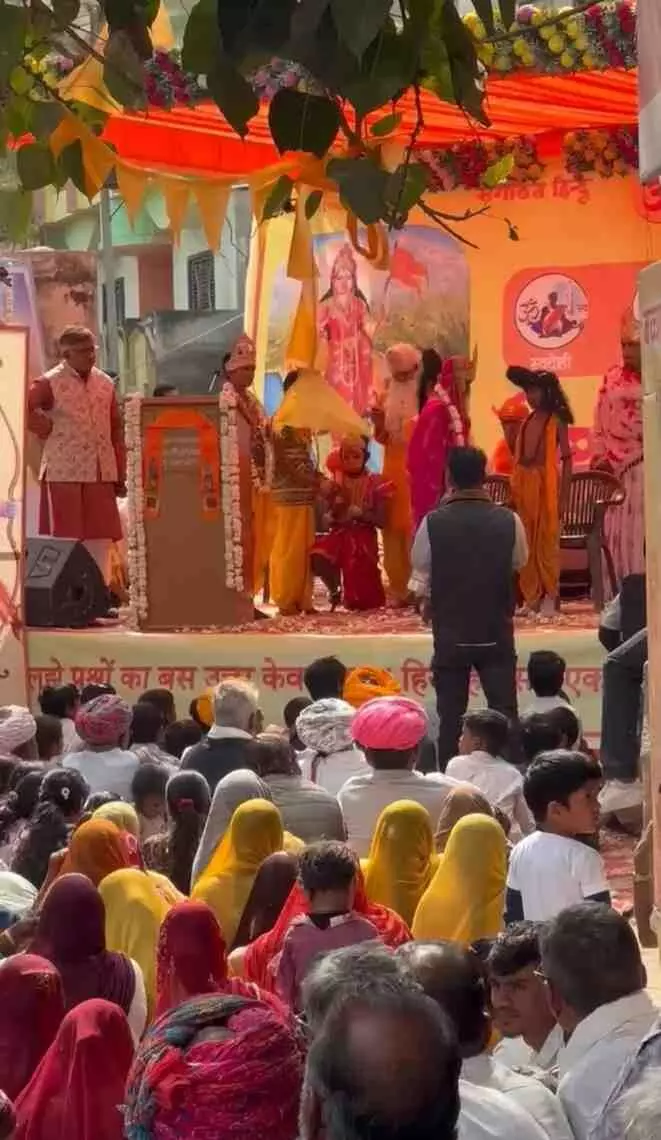 आगरिया वाडा स्कूल के पास कलश यात्रा में शामिल महिलाएं और हिंदू सम्मेलन की भव्य शोभायात्रा का दृश्य। आगरिया वाडा स्कूल के पास कलश यात्रा में शामिल महिलाएं और हिंदू सम्मेलन की भव्य शोभायात्रा का दृश्य।