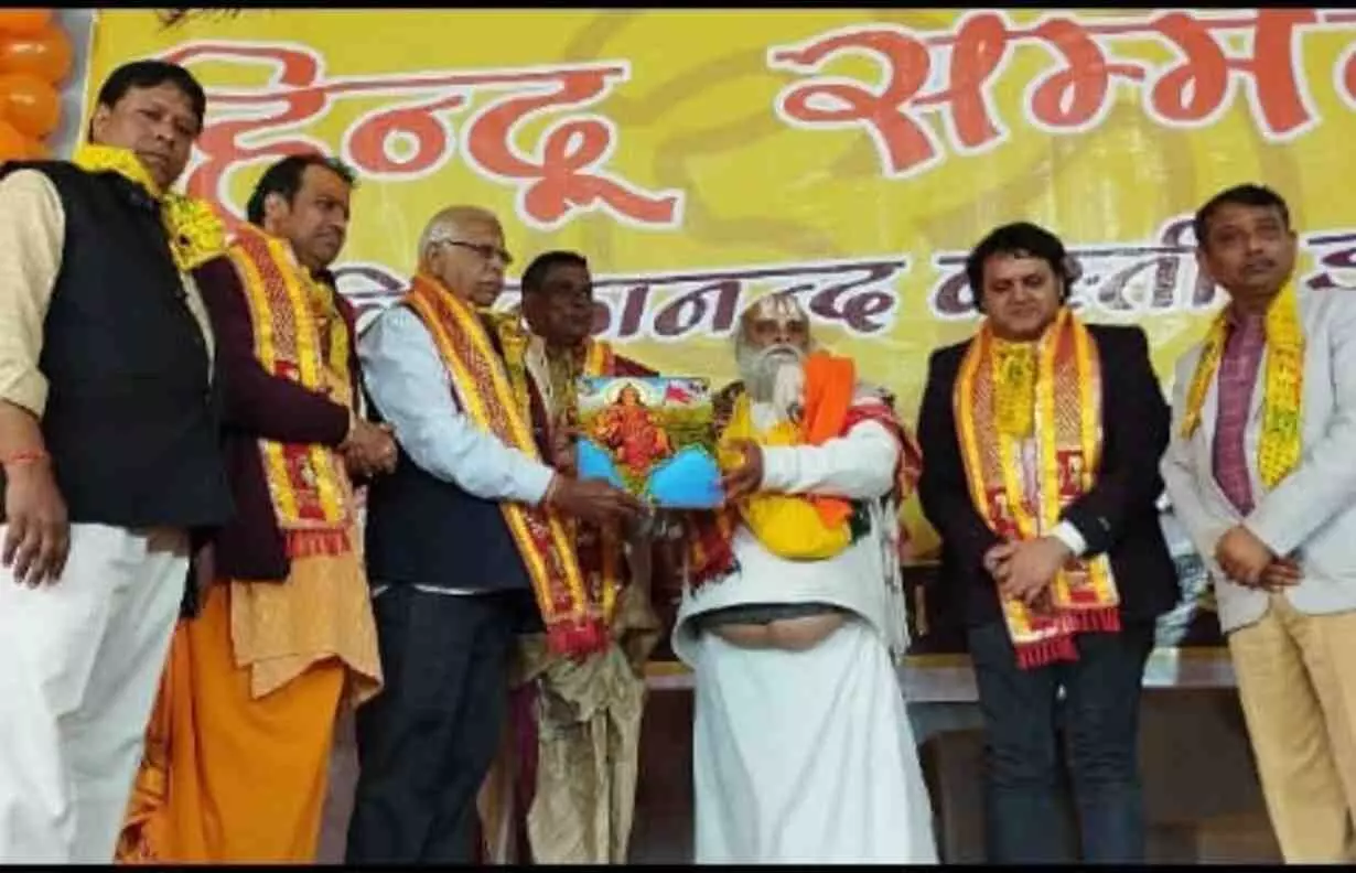 डीग के राजपूताना मैरिज होम में हिन्दू सम्मेलन के दौरान मंच पर उपस्थित अतिथि और वक्ता। डीग के राजपूताना मैरिज होम में हिन्दू सम्मेलन के दौरान मंच पर उपस्थित अतिथि और वक्ता।