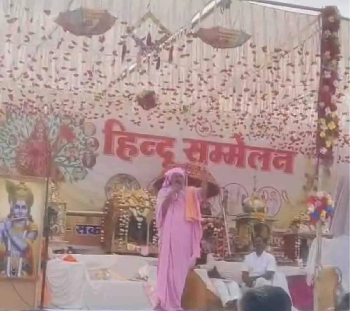 बामन टुकड़ा में विराट हिंदू सम्मेलन की शोभायात्रा के दौरान सजीव झांकियां और भगवा ध्वज लिए उमड़ी श्रद्धालुओं की भीड़। बामन टुकड़ा में विराट हिंदू सम्मेलन की शोभायात्रा के दौरान सजीव झांकियां और भगवा ध्वज लिए उमड़ी श्रद्धालुओं की भीड़।