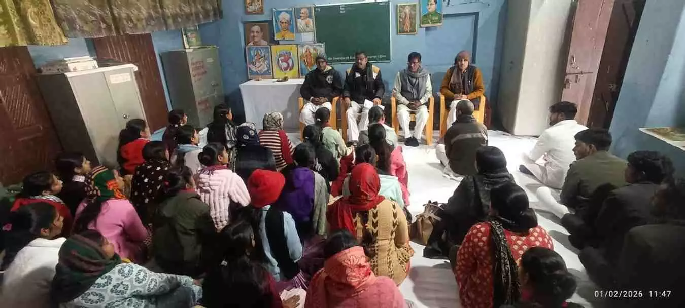 बालिका आदर्श विद्या मंदिर डीग में संगीत अभ्यास वर्ग के दौरान प्रशिक्षण प्राप्त करते विद्या भारती के आचार्य। बालिका आदर्श विद्या मंदिर डीग में संगीत अभ्यास वर्ग के दौरान प्रशिक्षण प्राप्त करते विद्या भारती के आचार्य।