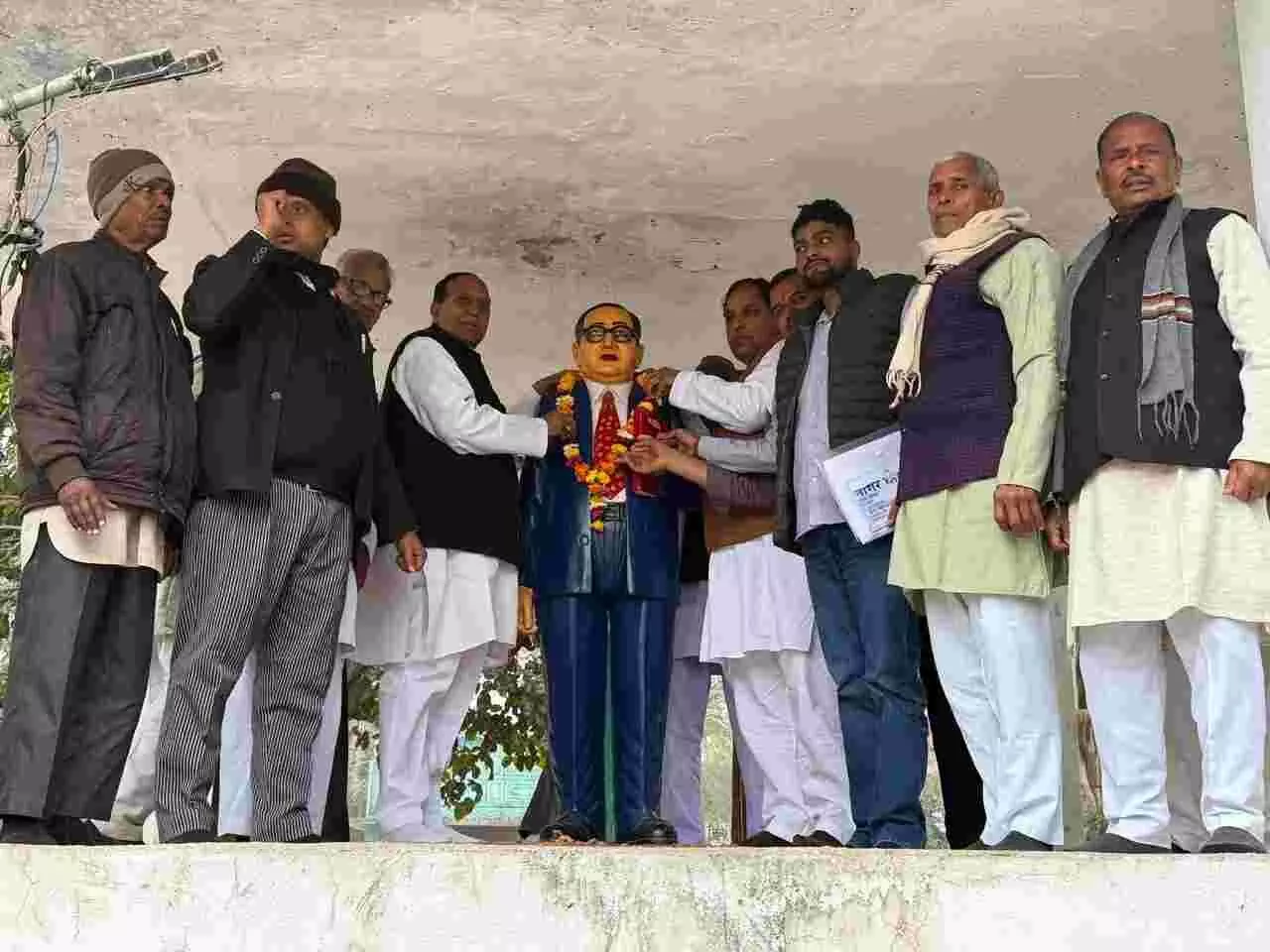 डीग में अंबेडकर मूर्ति के सामने मनरेगा बजट कटौती पर विरोध प्रदर्शन करते कांग्रेस कार्यकर्ता। डीग में अंबेडकर मूर्ति के सामने मनरेगा बजट कटौती पर विरोध प्रदर्शन करते कांग्रेस कार्यकर्ता।