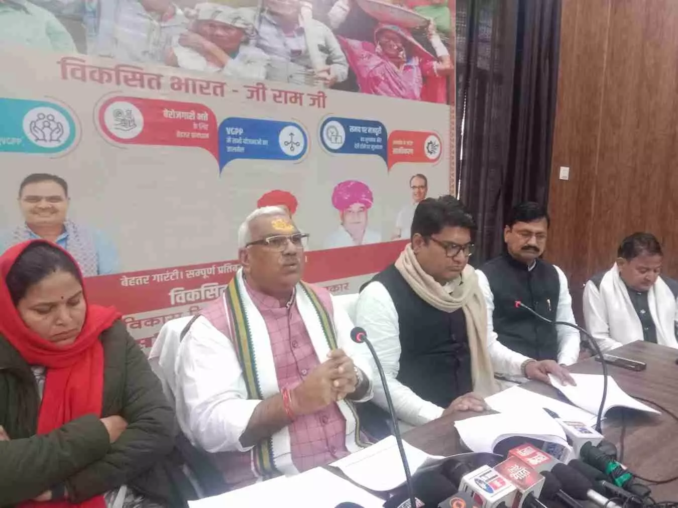 डीग में बजट प्रेस वार्ता के दौरान मीडिया को संबोधित करते गृह राज्य मंत्री जवाहर सिंह बेढ़म और डॉ. शैलेश सिंह। डीग में बजट प्रेस वार्ता के दौरान मीडिया को संबोधित करते गृह राज्य मंत्री जवाहर सिंह बेढ़म और डॉ. शैलेश सिंह।
