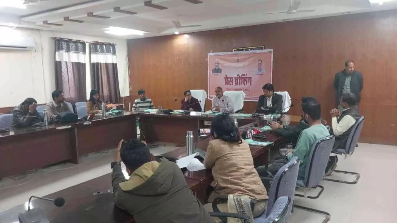 प्रतापगढ़ मिनी सचिवालय के सभागार में प्रेस कॉन्फ्रेंस के दौरान माइक पर बोलते राजस्व मंत्री हेमंत मीणा। प्रतापगढ़ मिनी सचिवालय के सभागार में प्रेस कॉन्फ्रेंस के दौरान माइक पर बोलते राजस्व मंत्री हेमंत मीणा।