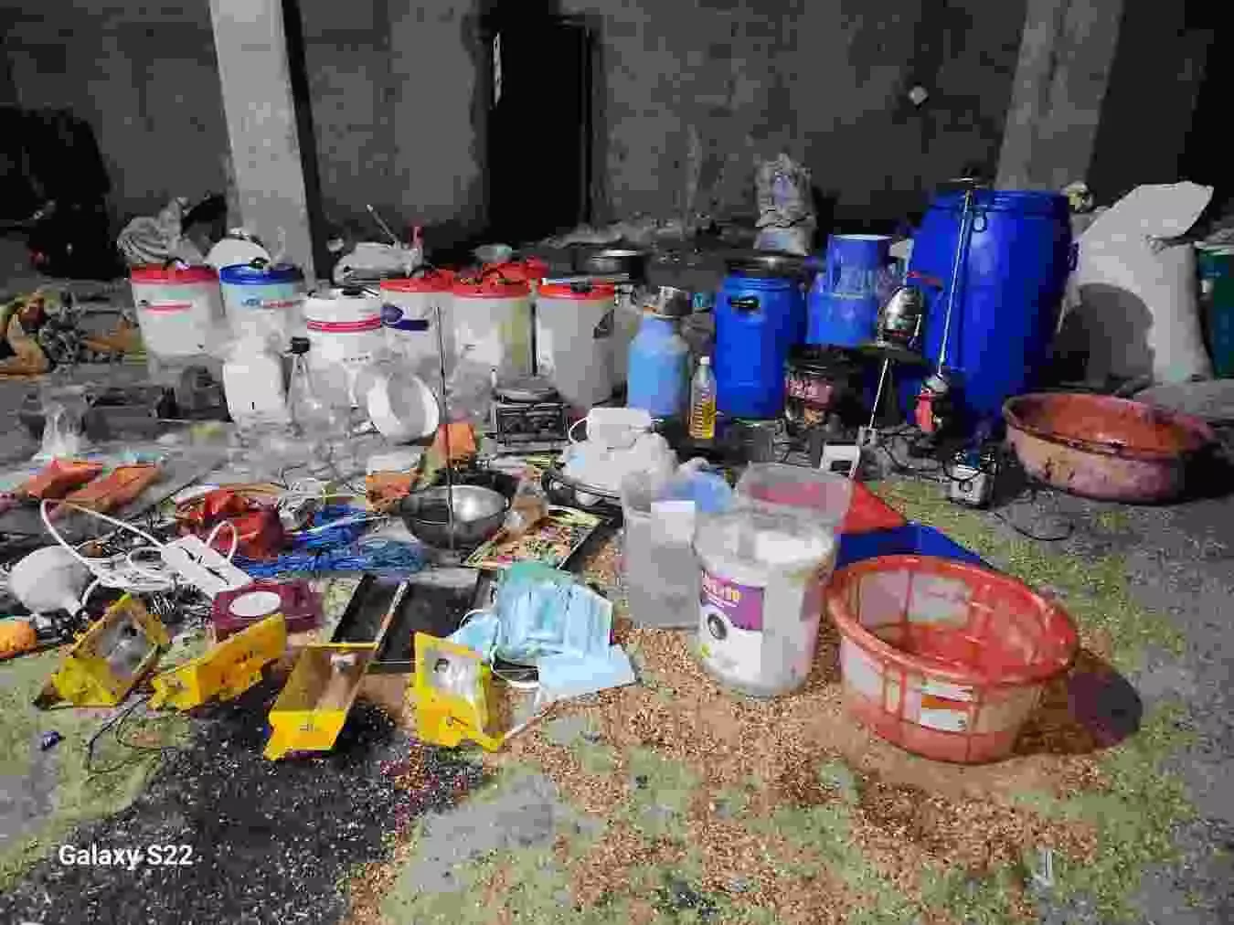 प्रतापगढ़ पुलिस द्वारा गोदाम में अवैध ड्रग लैब से जब्त एमडी और भारी मात्रा में लिक्विड केमिकल की खेप। प्रतापगढ़ पुलिस द्वारा गोदाम में अवैध ड्रग लैब से जब्त एमडी और भारी मात्रा में लिक्विड केमिकल की खेप।