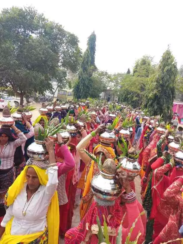 बयाना के बिडयारी में विराट हिन्दू सम्मेलन के दौरान कलश यात्रा निकालती हुई महिलाएं और श्रद्धालु। बयाना के बिडयारी में विराट हिन्दू सम्मेलन के दौरान कलश यात्रा निकालती हुई महिलाएं और श्रद्धालु।