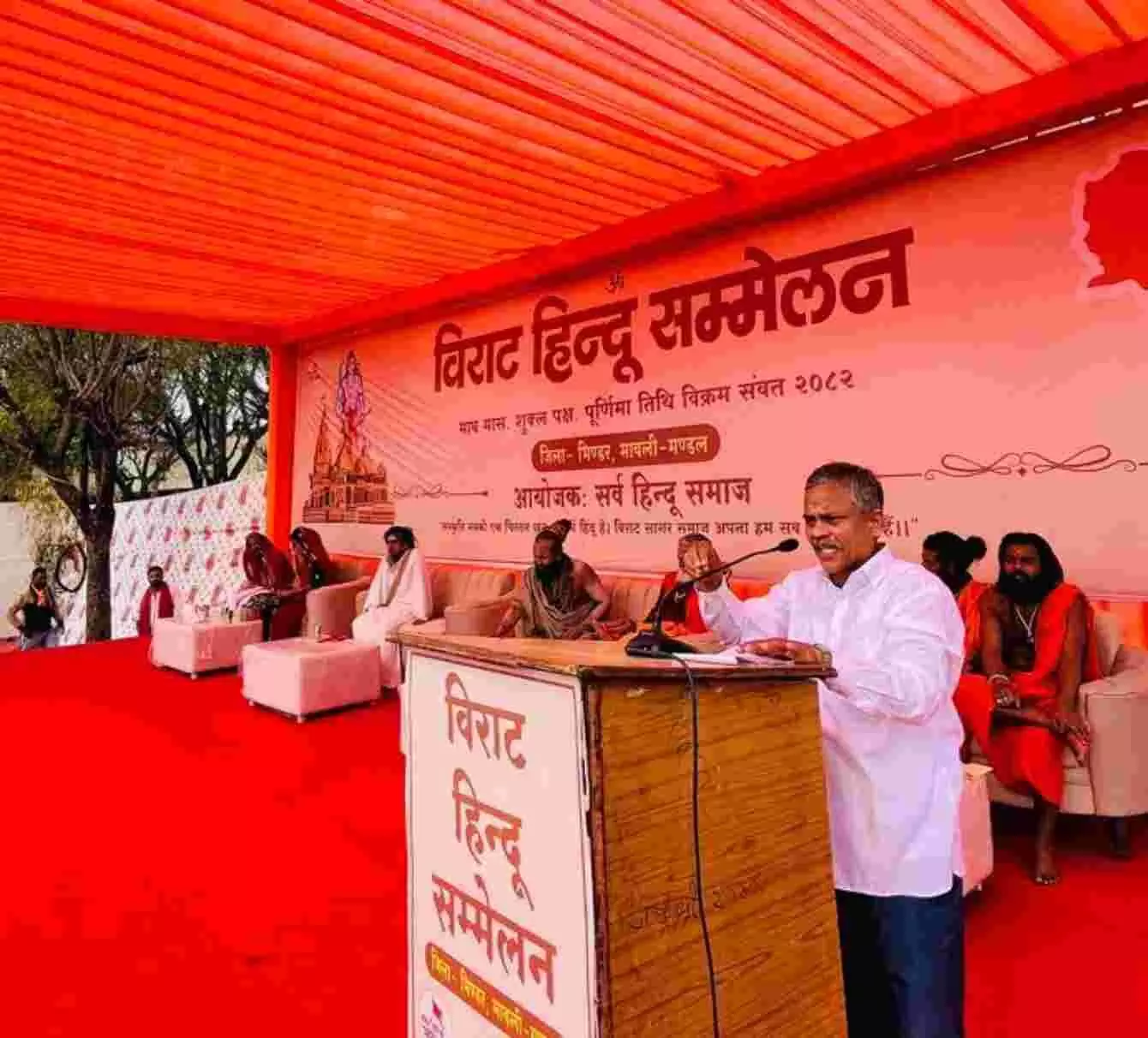 मावली के मुख्य चौराहे पर विराट हिंदू सम्मेलन की भव्य शोभा यात्रा में शामिल होते सैकड़ों श्रद्धालु।