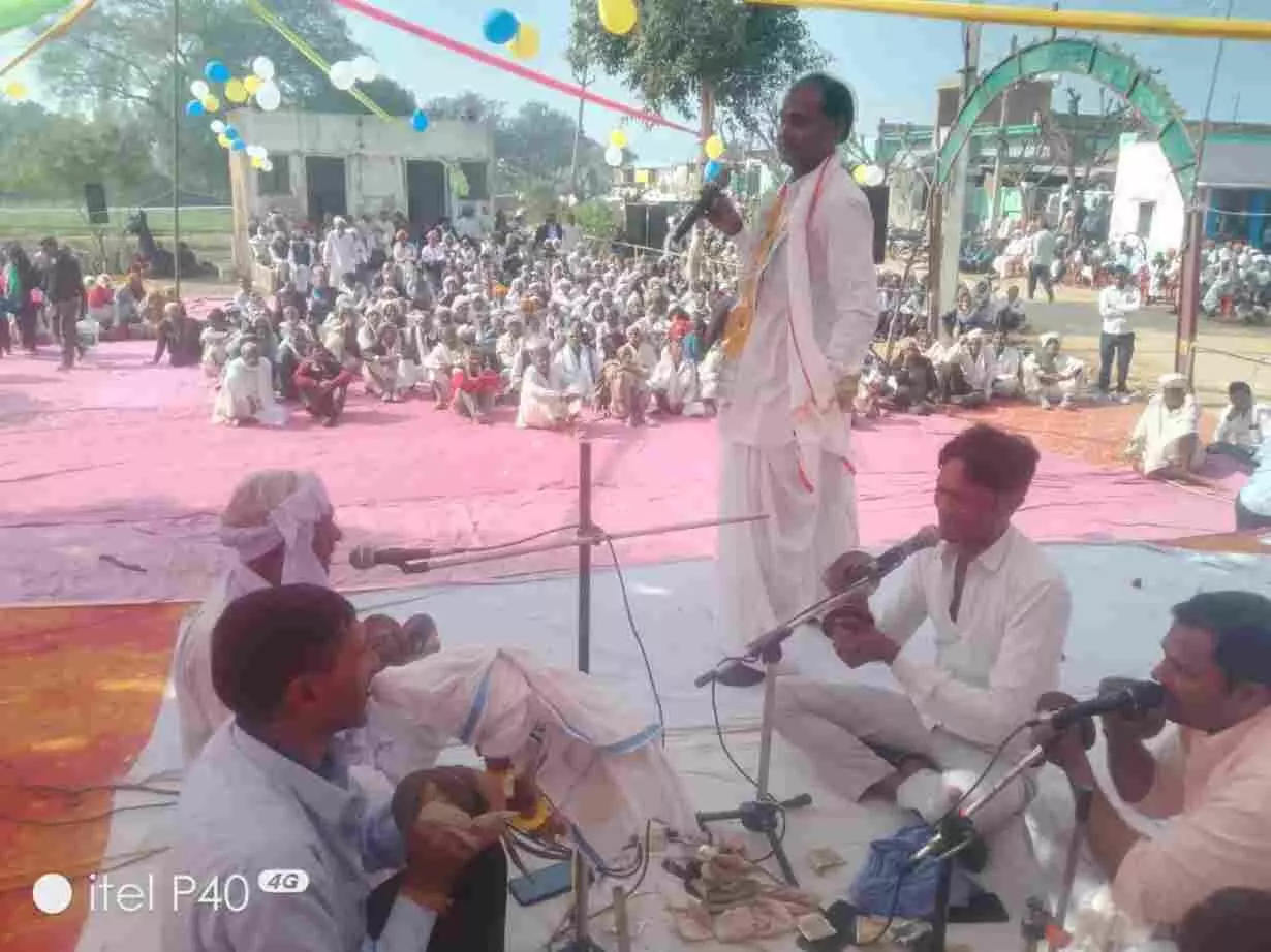 भुसावर के मुण्डायारा में दीवान वाले हनुमानजी मंदिर परिसर में सुड्डा पद दंगल गाते कलाकार और श्रोता। भुसावर के मुण्डायारा में दीवान वाले हनुमानजी मंदिर परिसर में सुड्डा पद दंगल गाते कलाकार और श्रोता।