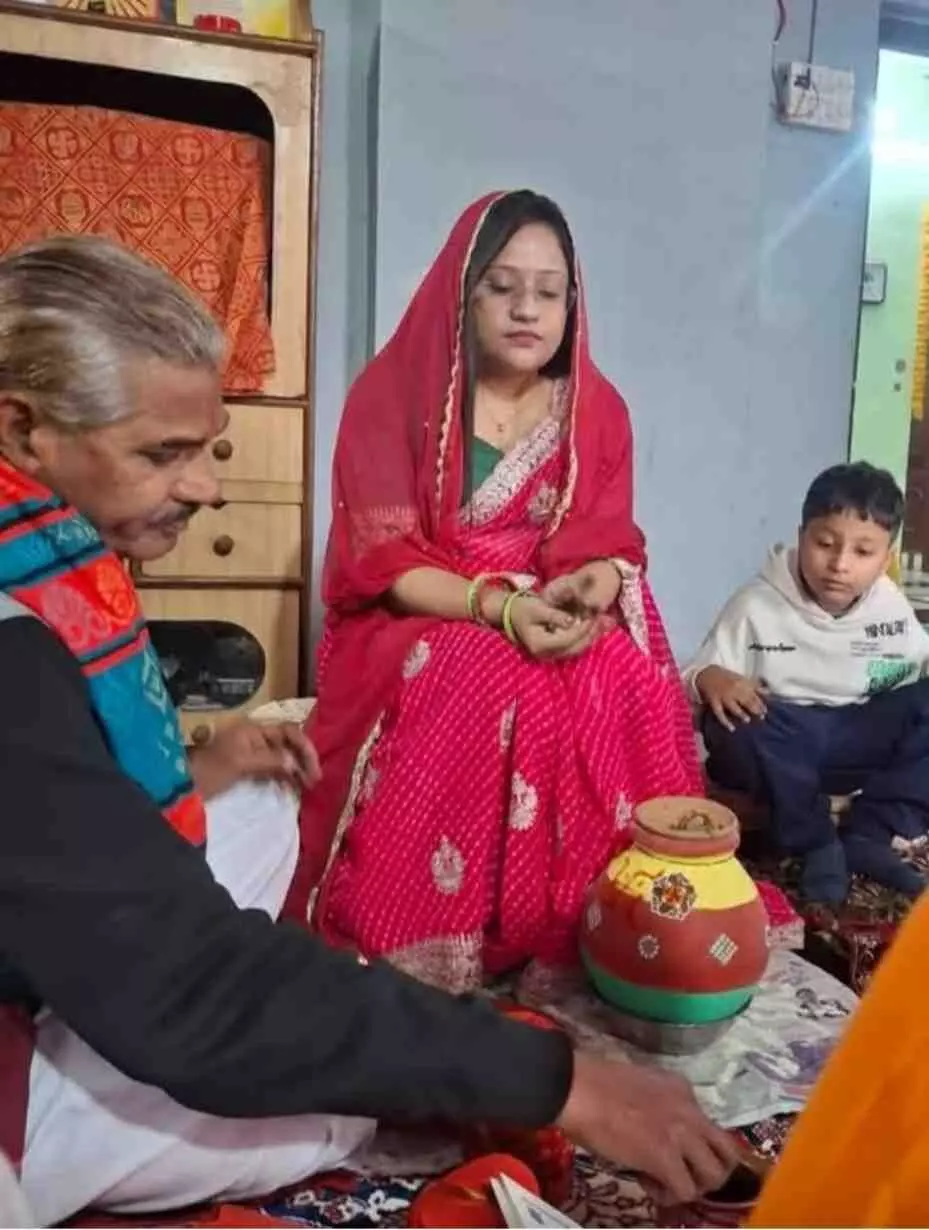 मंडप में वैवाहिक रस्म निभाते दूल्हा और दुल्हन की सांकेतिक तस्वीर एआई द्वारा उदाहरणात्मक उद्देश्यों हेतु निर्मित। मंडप में वैवाहिक रस्म निभाते दूल्हा और दुल्हन की सांकेतिक तस्वीर एआई द्वारा उदाहरणात्मक उद्देश्यों हेतु निर्मित।