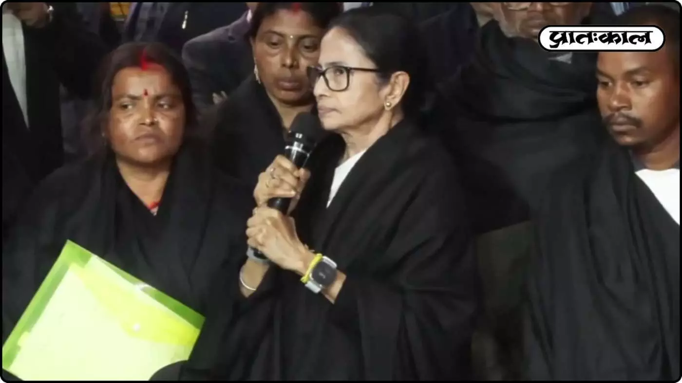 Mamata Banerjee का चुनाव आयोग पर तीखा हमला; दिल्ली में काले कपड़े पहनकर जताया विरोध, CEC को बताया अहंकारी Mamata Banerjee का चुनाव आयोग पर तीखा हमला; दिल्ली में काले कपड़े पहनकर जताया विरोध, CEC को बताया अहंकारी