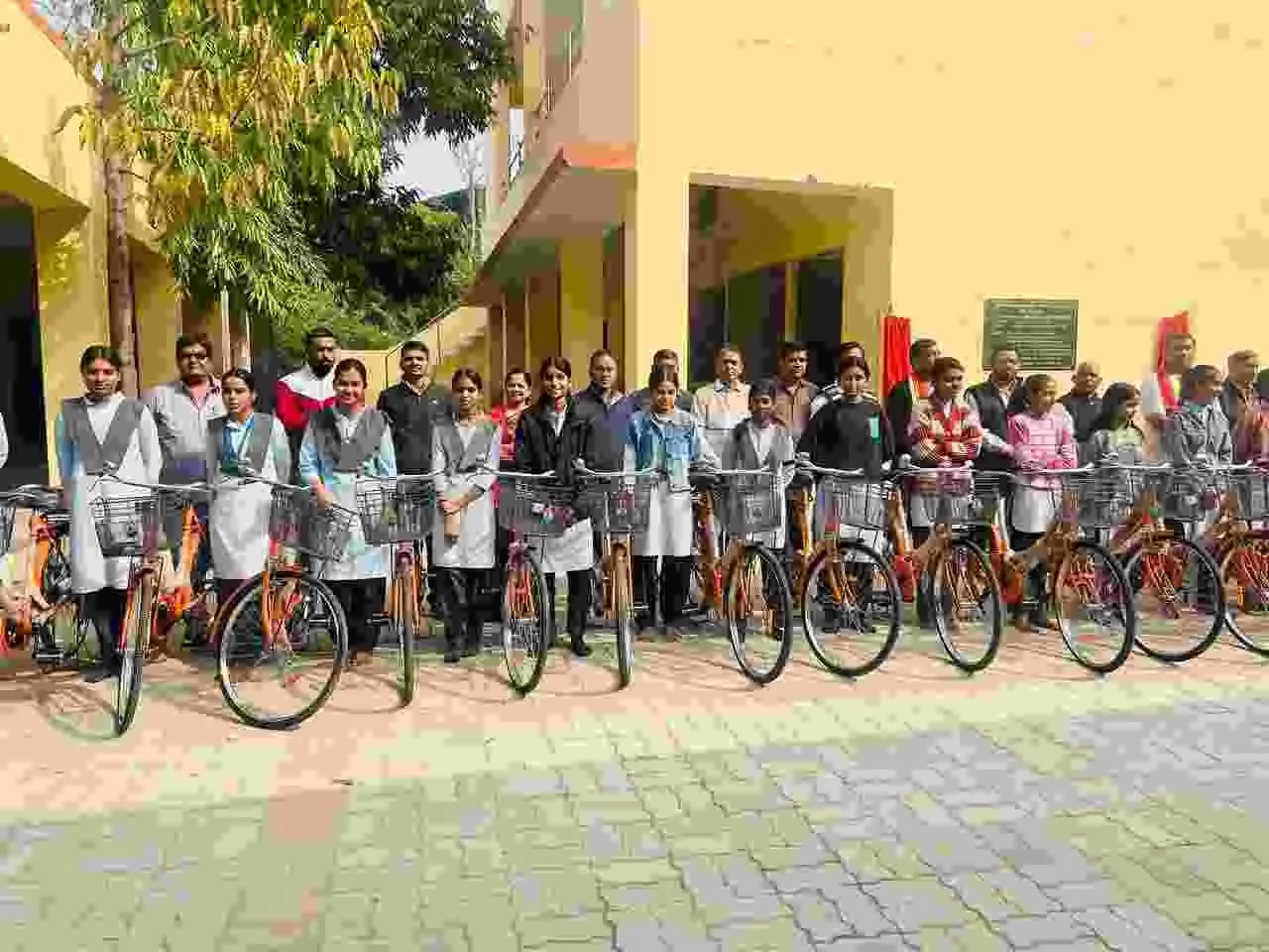 सनवाड़ के महात्मा गांधी स्कूल में छात्राओं को साइकिल वितरण करते अतिथि और शिक्षक।