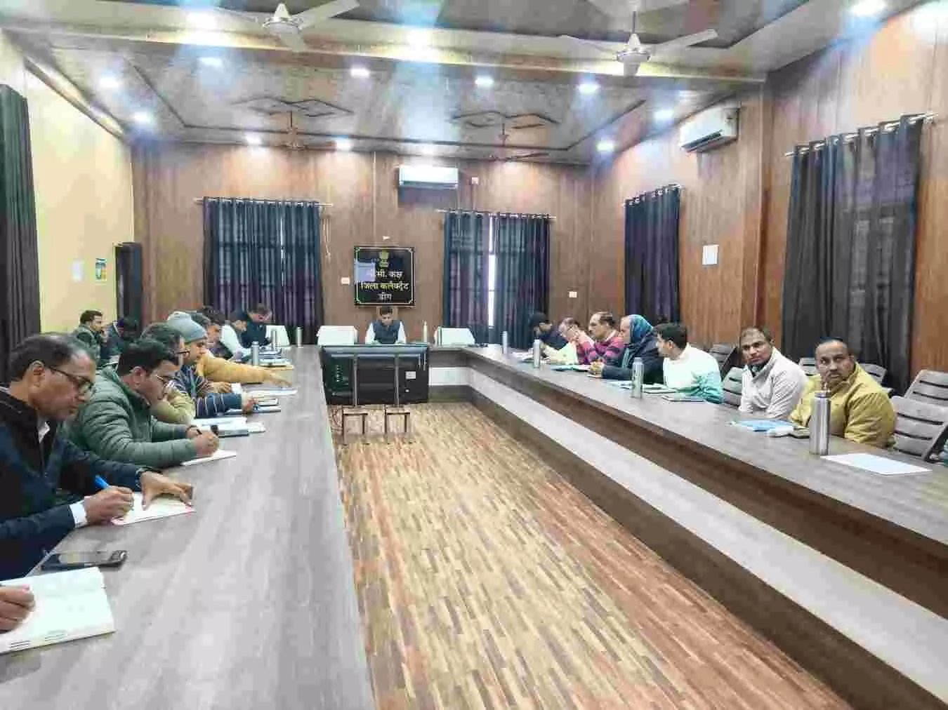 डीग कलेक्ट्रेट सभागार में विकास परियोजनाओं की समीक्षा बैठक की अध्यक्षता करते जिला कलेक्टर उत्सव कौशल। डीग कलेक्ट्रेट सभागार में विकास परियोजनाओं की समीक्षा बैठक की अध्यक्षता करते जिला कलेक्टर उत्सव कौशल।