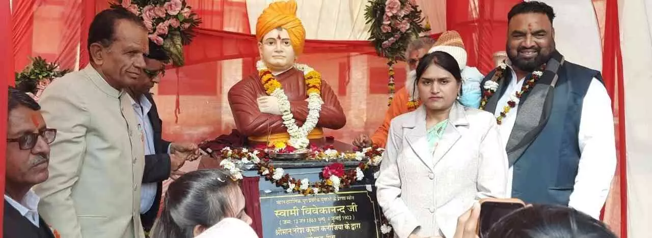 ब्यावर के सनातन धर्म विद्यालय में विधायक शंकर सिंह रावत स्वामी विवेकानंद की प्रतिमा का अनावरण करते हुए। ब्यावर के सनातन धर्म विद्यालय में विधायक शंकर सिंह रावत स्वामी विवेकानंद की प्रतिमा का अनावरण करते हुए।