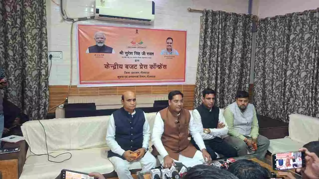 भीलवाड़ा सर्किट हाउस में प्रेस वार्ता के दौरान केंद्रीय बजट की जानकारी देते मंत्री सुरेश सिंह रावत और अन्य जनप्रतिनिधि। भीलवाड़ा सर्किट हाउस में प्रेस वार्ता के दौरान केंद्रीय बजट की जानकारी देते मंत्री सुरेश सिंह रावत और अन्य जनप्रतिनिधि।