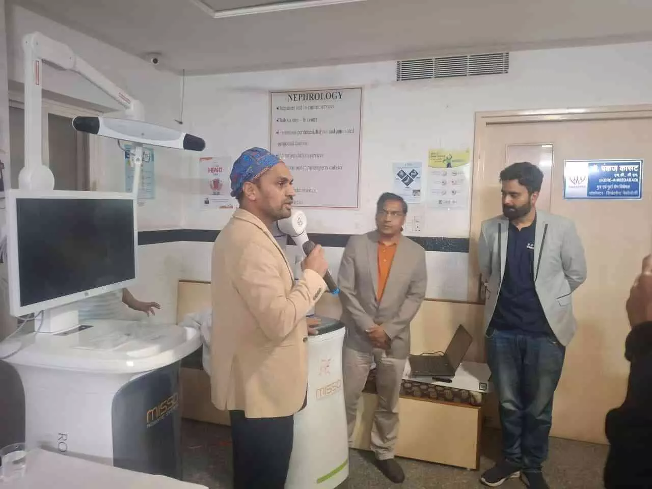कोटा के अस्पताल में ऑर्थोपेडिक रोबोटिक सिस्टम के लॉन्च के दौरान उपस्थित डॉक्टर और मेडिकल टीम। कोटा के अस्पताल में ऑर्थोपेडिक रोबोटिक सिस्टम के लॉन्च के दौरान उपस्थित डॉक्टर और मेडिकल टीम।