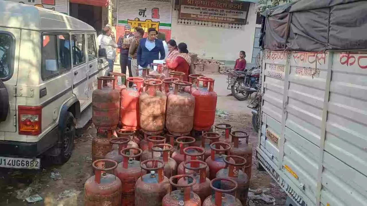 जयपुर के सोडाला में अवैध गैस रिफिलिंग के विरुद्ध छापेमारी के दौरान जब्त किए गए सिलेंडर और वाहन। जयपुर के सोडाला में अवैध गैस रिफिलिंग के विरुद्ध छापेमारी के दौरान जब्त किए गए सिलेंडर और वाहन।