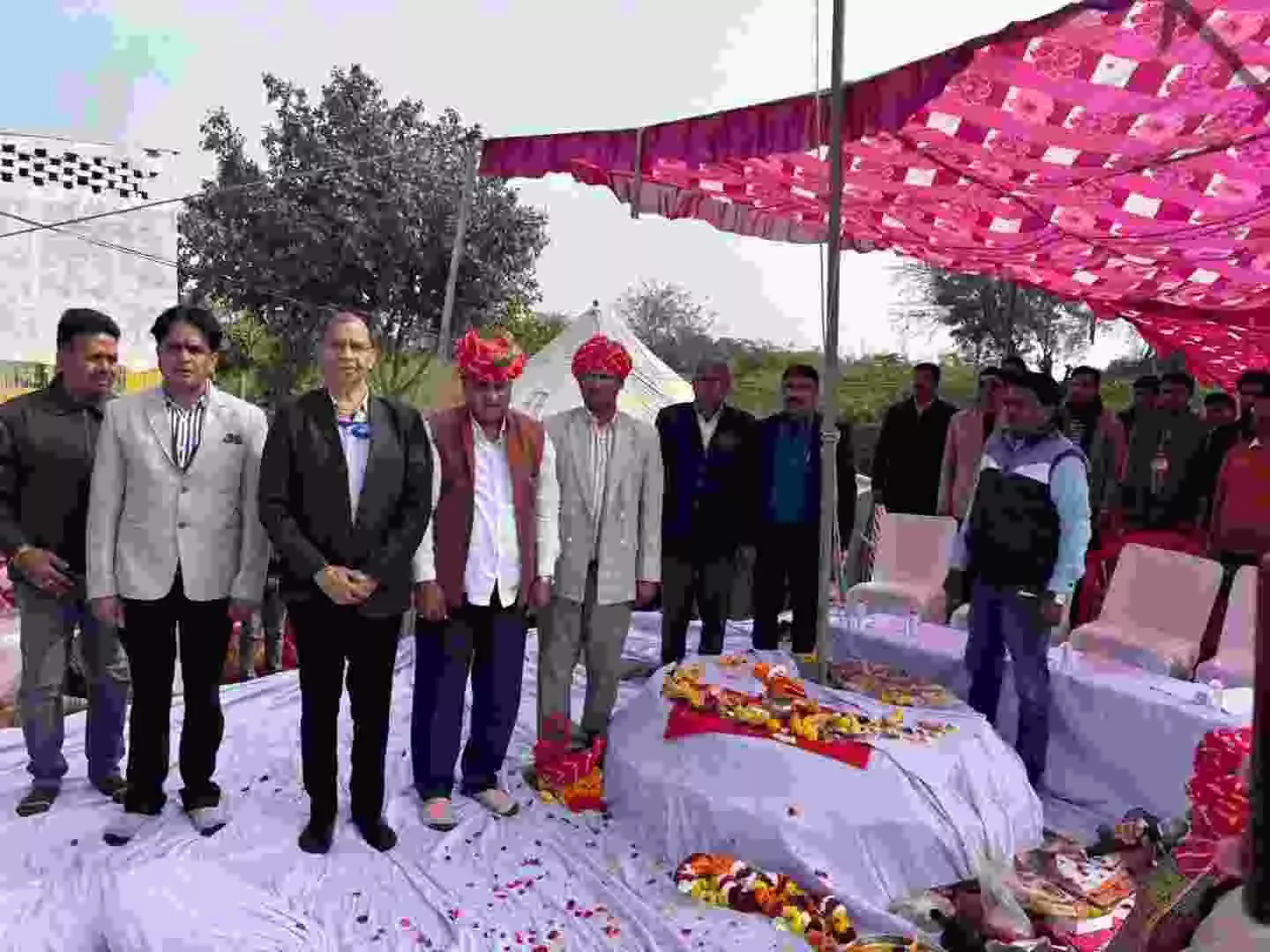 करौली में शिवरात्रि पशु मेले के उद्घाटन कार्यक्रम में ध्वजारोहण करते विधायक दर्शन सिंह गुर्जर और प्रशासनिक अधिकारी। करौली में शिवरात्रि पशु मेले के उद्घाटन कार्यक्रम में ध्वजारोहण करते विधायक दर्शन सिंह गुर्जर और प्रशासनिक अधिकारी।