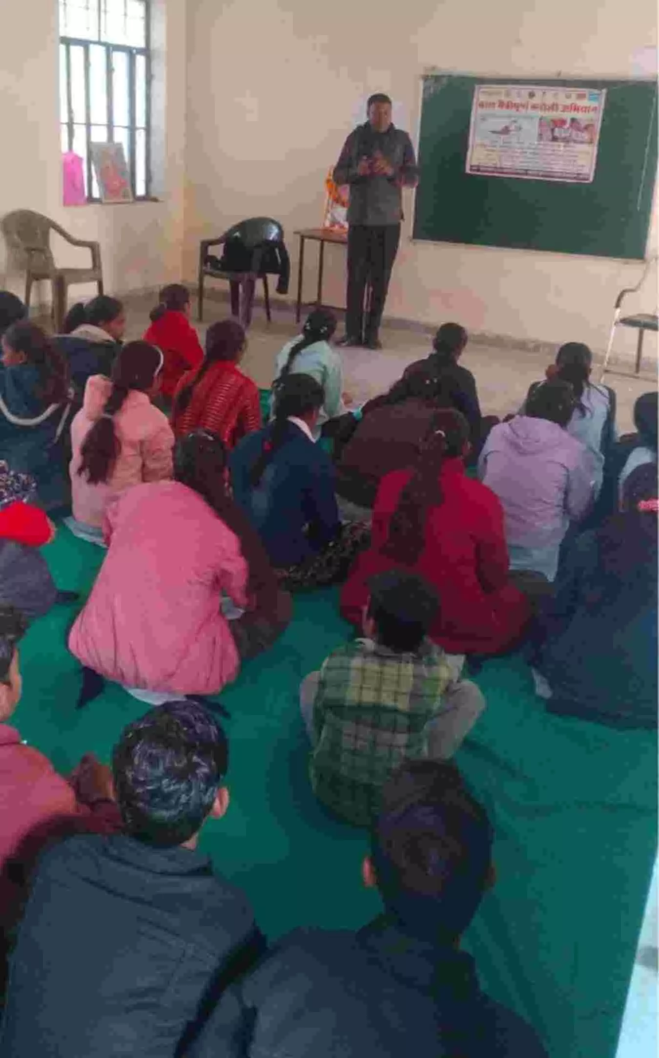 बिजलीपुर के स्कूल में किशोरियां और प्रशिक्षक आत्मविश्वास एवं बाल अधिकार जागरूकता कार्यशाला में भाग लेते हुए। बिजलीपुर के स्कूल में किशोरियां और प्रशिक्षक आत्मविश्वास एवं बाल अधिकार जागरूकता कार्यशाला में भाग लेते हुए।
