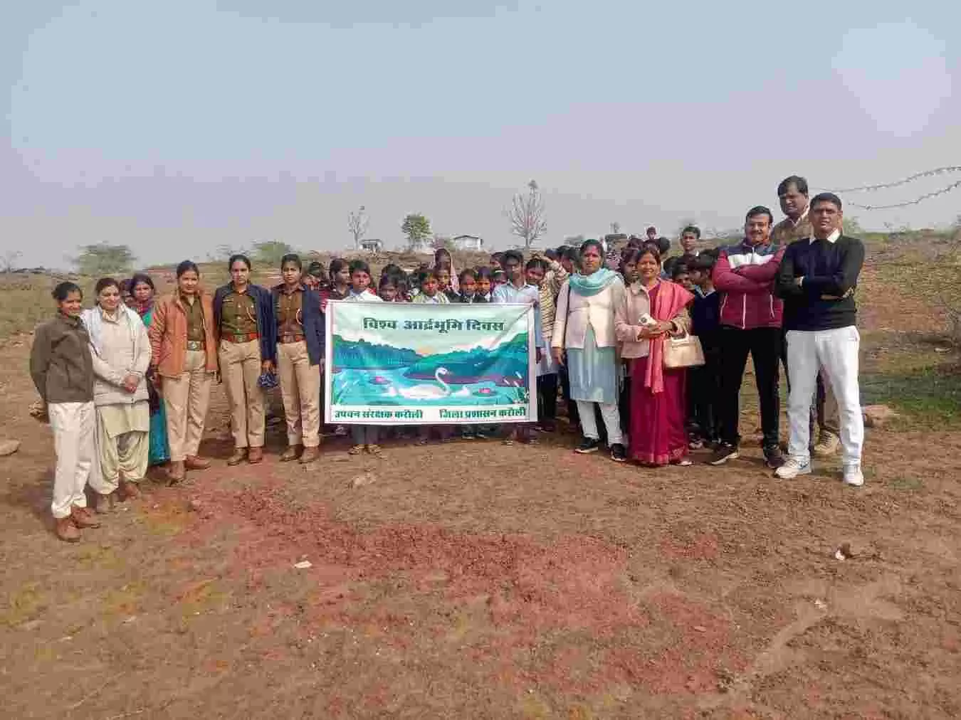 मामचारी बांध पर विश्व आर्द्र भूमि दिवस के कार्यक्रम में पुरस्कार प्राप्त करते हुए स्कूली विद्यार्थी और उपस्थित वन अधिकारी। मामचारी बांध पर विश्व आर्द्र भूमि दिवस के कार्यक्रम में पुरस्कार प्राप्त करते हुए स्कूली विद्यार्थी और उपस्थित वन अधिकारी।