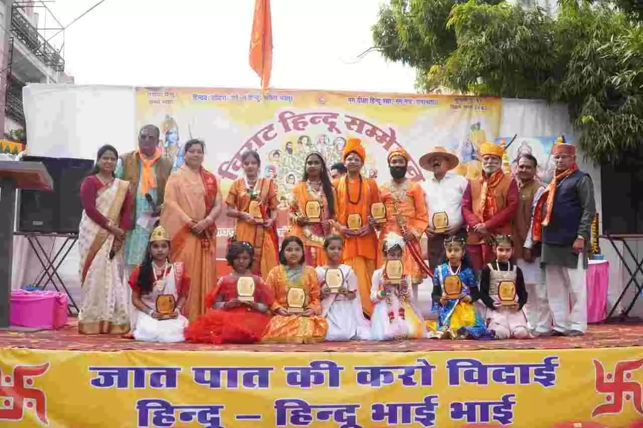 कोटा की चाणक्य बस्ती में हिंदू सम्मेलन के दौरान व्यायामशाला के कलाकारों द्वारा मल्लखंब का प्रदर्शन। कोटा की चाणक्य बस्ती में हिंदू सम्मेलन के दौरान व्यायामशाला के कलाकारों द्वारा मल्लखंब का प्रदर्शन।