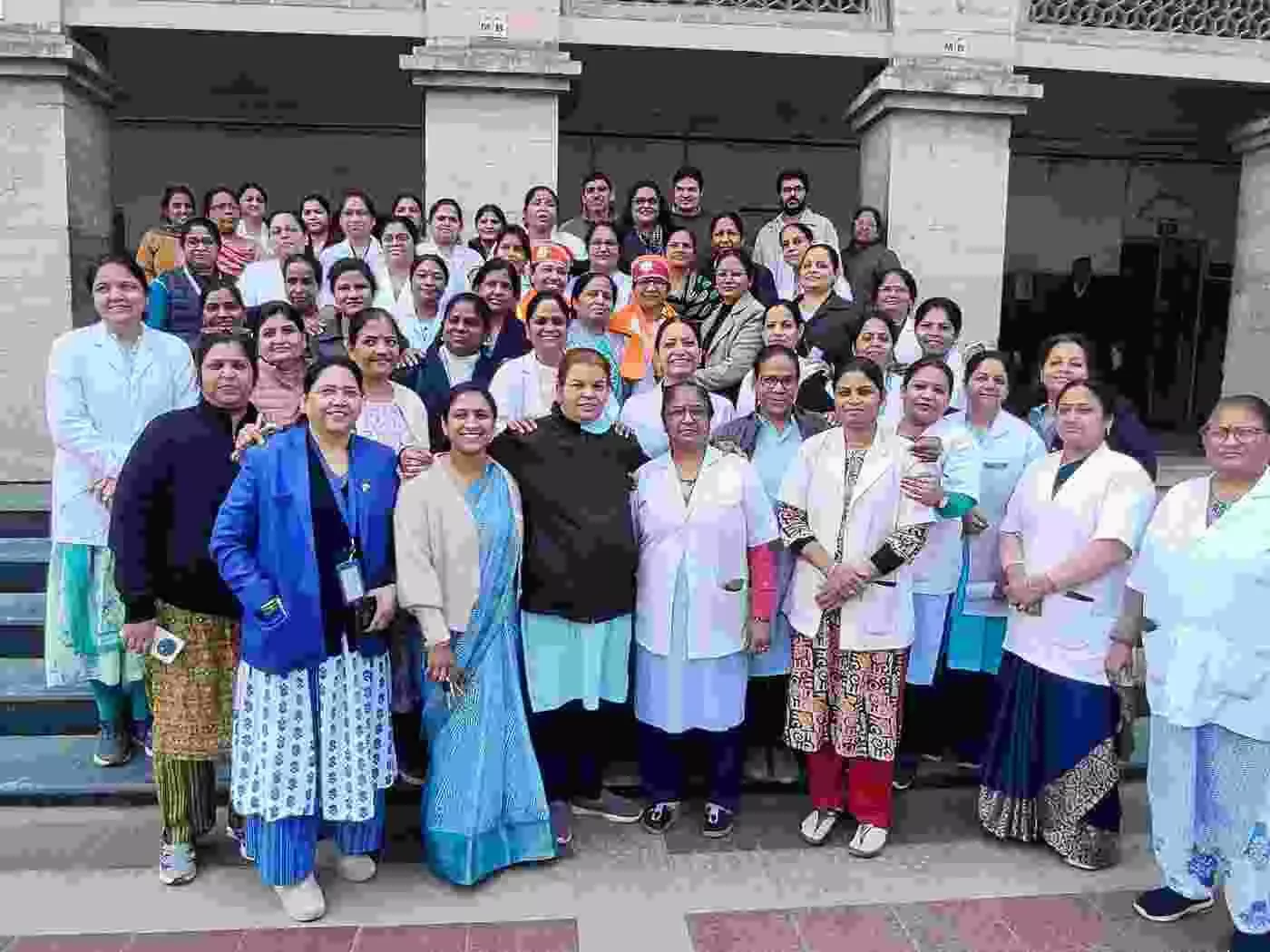 उदयपुर के एमबी अस्पताल में मुख्य नर्सिंग अधीक्षक नूरानी मेइडा और श्रीदेवी एम का स्वागत करते नर्सेज एसोसिएशन के सदस्य। उदयपुर के एमबी अस्पताल में मुख्य नर्सिंग अधीक्षक नूरानी मेइडा और श्रीदेवी एम का स्वागत करते नर्सेज एसोसिएशन के सदस्य।