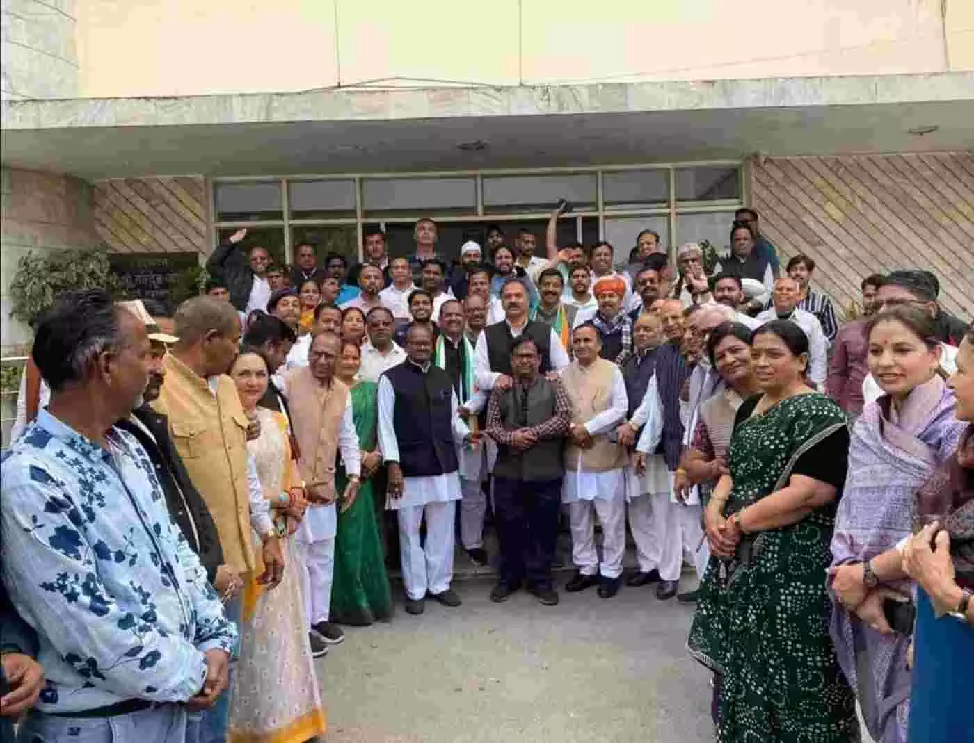उदयपुर संभागीय आयुक्त कार्यालय पर मनरेगा बचाओ प्रदर्शन में शामिल कांग्रेस कार्यकर्ता और नेता। उदयपुर संभागीय आयुक्त कार्यालय पर मनरेगा बचाओ प्रदर्शन में शामिल कांग्रेस कार्यकर्ता और नेता।