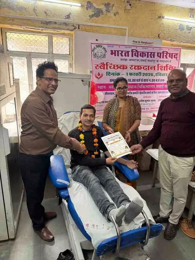 सवाई माधोपुर मानटाउन में भारत विकास परिषद के रक्तदान शिविर में युवक रक्तदान कर रहा है। सवाई माधोपुर मानटाउन में भारत विकास परिषद के रक्तदान शिविर में युवक रक्तदान कर रहा है।