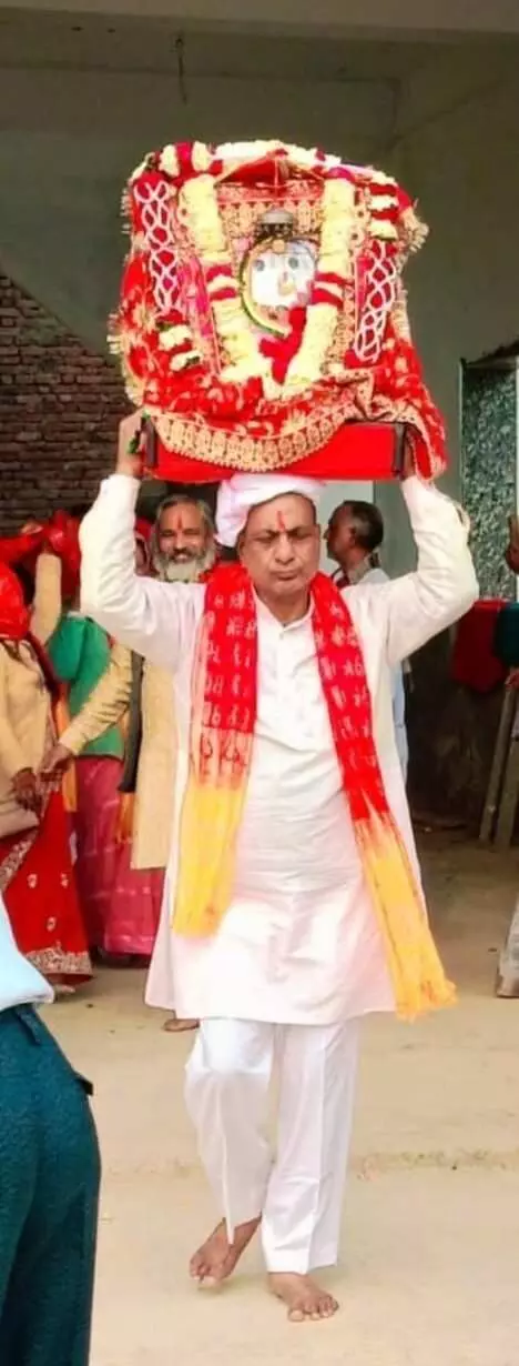 इंदरगढ़ बिजासन माता मंदिर में 111 मीटर लंबी चुनरी लेकर पैदल चलते हुए सैकड़ों श्रद्धालु और भक्तजन। इंदरगढ़ बिजासन माता मंदिर में 111 मीटर लंबी चुनरी लेकर पैदल चलते हुए सैकड़ों श्रद्धालु और भक्तजन।