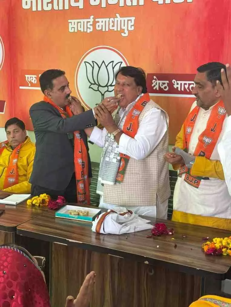 सवाई माधोपुर भाजपा कार्यालय में बजट का स्वागत करते जिलाध्यक्ष मानसिंह गुर्जर और पार्टी कार्यकर्ता। सवाई माधोपुर भाजपा कार्यालय में बजट का स्वागत करते जिलाध्यक्ष मानसिंह गुर्जर और पार्टी कार्यकर्ता।