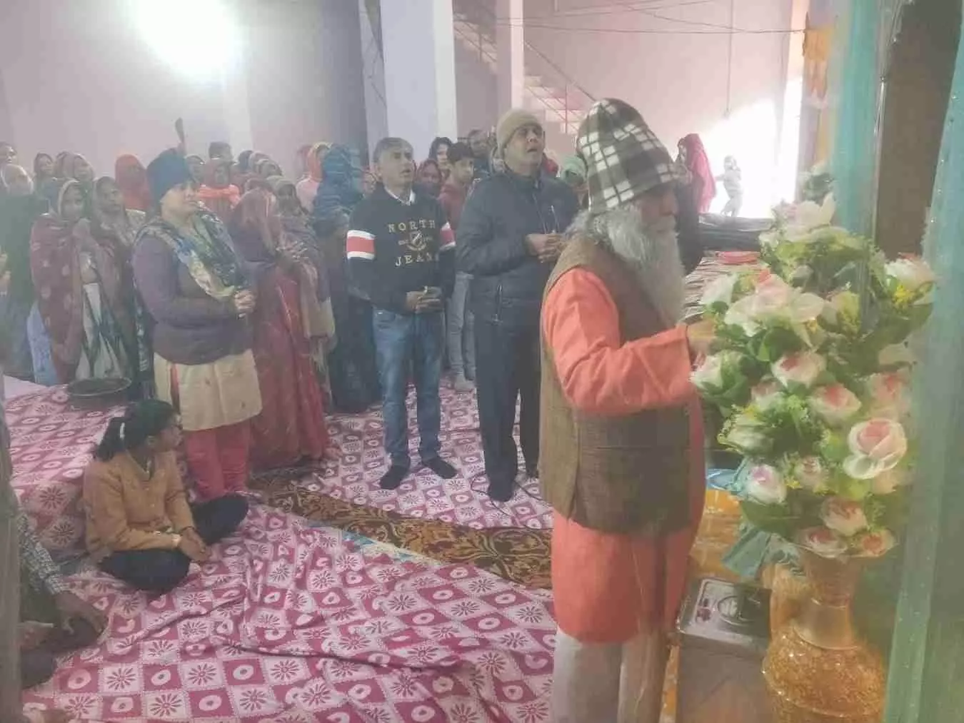 गंगापुर सिटी के योगाश्रम में आध्यात्मिक योग शिविर के दौरान प्रवचन देते योगाचार्य और बैठे हुए श्रद्धालु। गंगापुर सिटी के योगाश्रम में आध्यात्मिक योग शिविर के दौरान प्रवचन देते योगाचार्य और बैठे हुए श्रद्धालु।