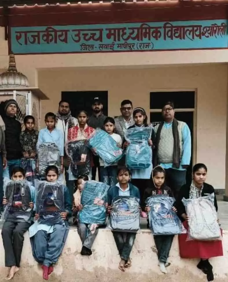 श्यारोली के स्कूल में विवेक सिंह चौधरी द्वारा प्रतिभाशाली छात्रों को स्कूल बैग देने का दृश्य। श्यारोली के स्कूल में विवेक सिंह चौधरी द्वारा प्रतिभाशाली छात्रों को स्कूल बैग देने का दृश्य।