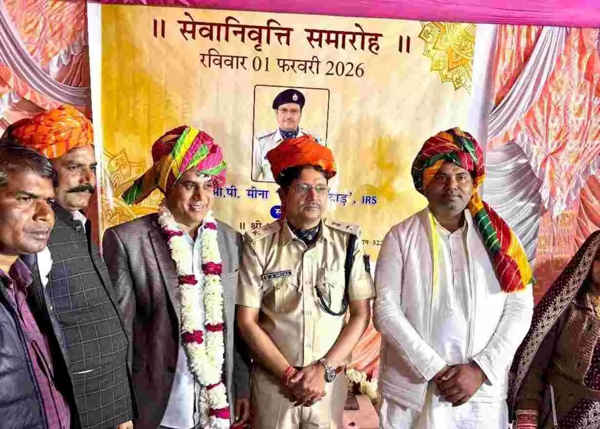 गांवड़ा मीना में सेवानिवृत्त आईपीएस ओपी मीना का साफा पहनाकर स्वागत करते ग्रामीण और स्थानीय जनप्रतिनिधि। गांवड़ा मीना में सेवानिवृत्त आईपीएस ओपी मीना का साफा पहनाकर स्वागत करते ग्रामीण और स्थानीय जनप्रतिनिधि।