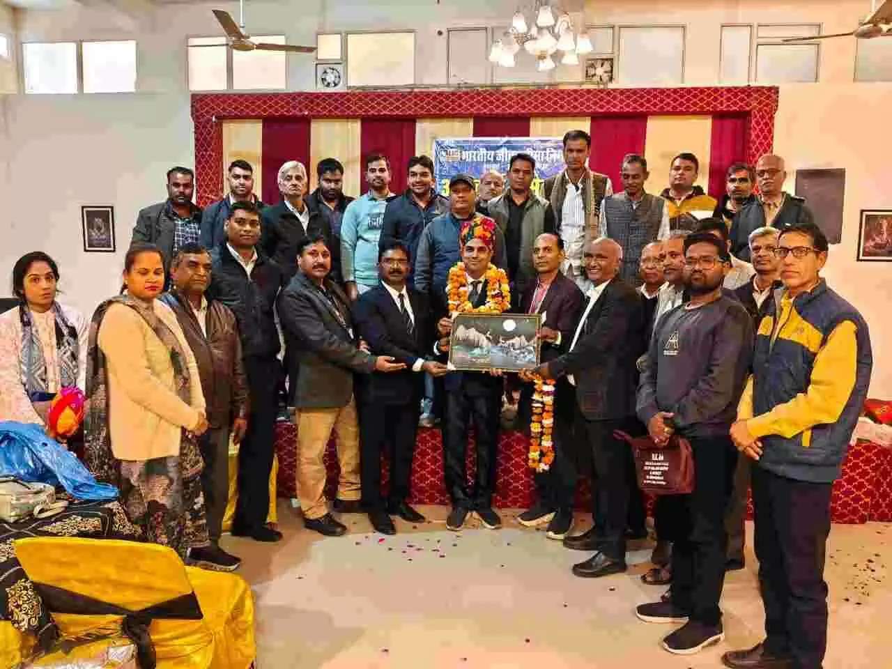 सवाई माधोपुर में आयोजित एलआईसी यूनिट मीटिंग के दौरान मंच पर अभिकर्ताओं को सम्मानित करते अतिथि और अधिकारी। सवाई माधोपुर में आयोजित एलआईसी यूनिट मीटिंग के दौरान मंच पर अभिकर्ताओं को सम्मानित करते अतिथि और अधिकारी।