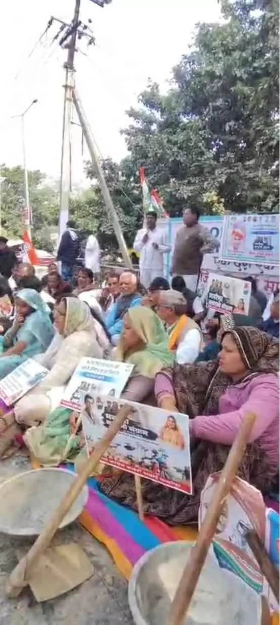 सवाई माधोपुर जिला कलेक्टर कार्यालय के सामने विरोध प्रदर्शन करते कांग्रेस कार्यकर्ता और पदाधिकारी। सवाई माधोपुर जिला कलेक्टर कार्यालय के सामने विरोध प्रदर्शन करते कांग्रेस कार्यकर्ता और पदाधिकारी।