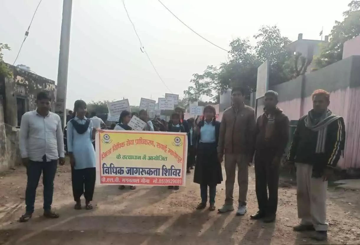 श्यामोता के मुख्य मार्ग पर जागरूकता तख्तियां लेकर बाल विवाह निषेध रैली निकालते स्कूली छात्र। श्यामोता के मुख्य मार्ग पर जागरूकता तख्तियां लेकर बाल विवाह निषेध रैली निकालते स्कूली छात्र।