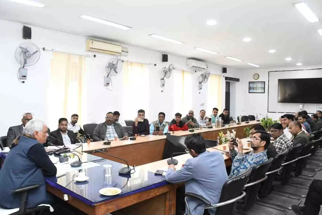 सवाई माधोपुर कलेक्ट्रेट में केंद्रीय बजट पर प्रेस वार्ता करते कैबिनेट मंत्री डॉ. किरोड़ी लाल मीणा और प्रशासनिक अधिकारी। सवाई माधोपुर कलेक्ट्रेट में केंद्रीय बजट पर प्रेस वार्ता करते कैबिनेट मंत्री डॉ. किरोड़ी लाल मीणा और प्रशासनिक अधिकारी।