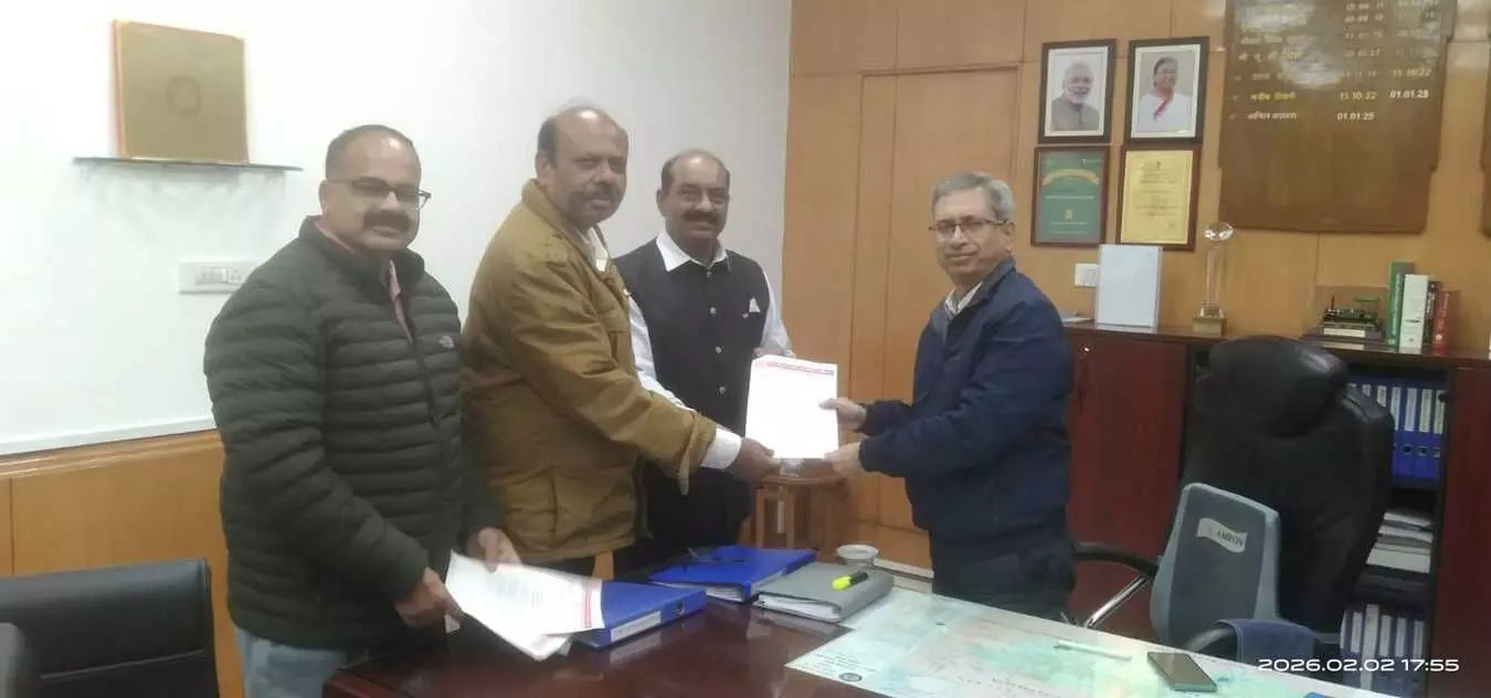 कोटा मंडल रेल प्रबंधक कार्यालय के बाहर प्रदर्शन करते हुए वेस्ट सेन्ट्रल रेलवे एम्पलाईज यूनियन के सैकड़ों रेलकर्मी। कोटा मंडल रेल प्रबंधक कार्यालय के बाहर प्रदर्शन करते हुए वेस्ट सेन्ट्रल रेलवे एम्पलाईज यूनियन के सैकड़ों रेलकर्मी।
